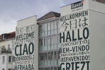 Gebäude mit Begrüssungen in verschiedenen Sprachen an der Fassade